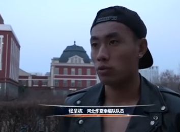 她很棒、很了不起，之后一下子变了个人，在整部影片中，始终是一种成熟姐姐的状态。