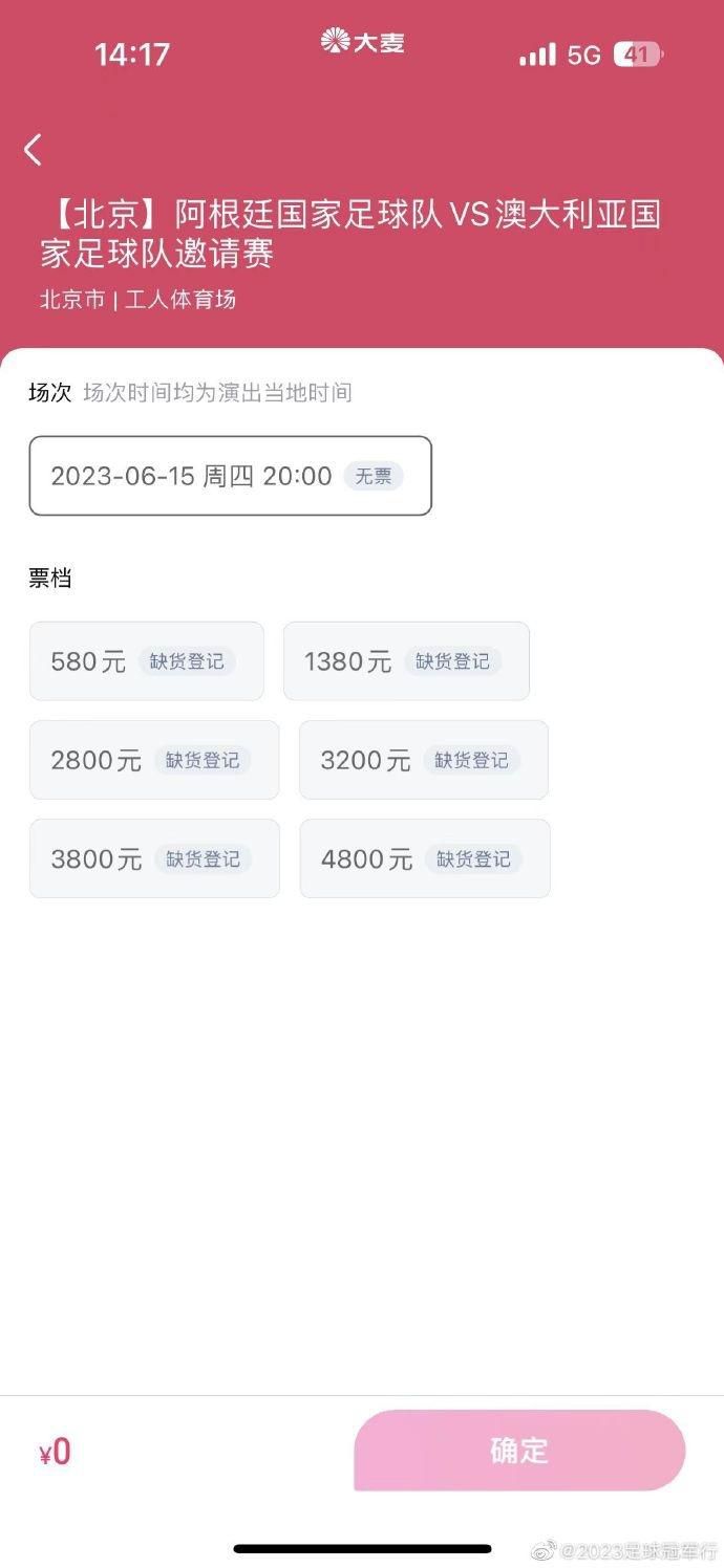 黄轩置身于庭院之间，深色西装添加一丝古典韵味，独留一处宁静，举手投足之间尽显男士优雅魅力。