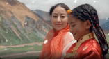 ”2023 年上海国际电影节首映前，潘志琪特意转机重庆，在胡阿姨母子居住公租房里，用电视播放了成片。